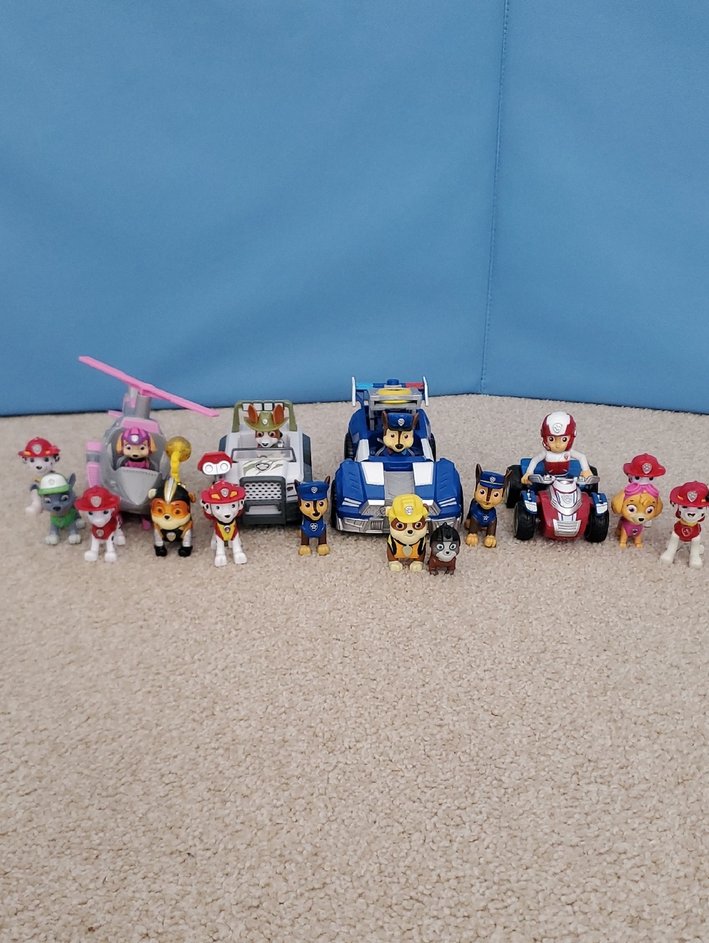Paw Patrol Mixed Character Vehicle Playset and 16 Figures Including Hubcap